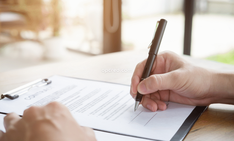 Guia de empréstimos da OP Cred com calculadora e moedas, representando planejamento financeiro e crédito pessoal