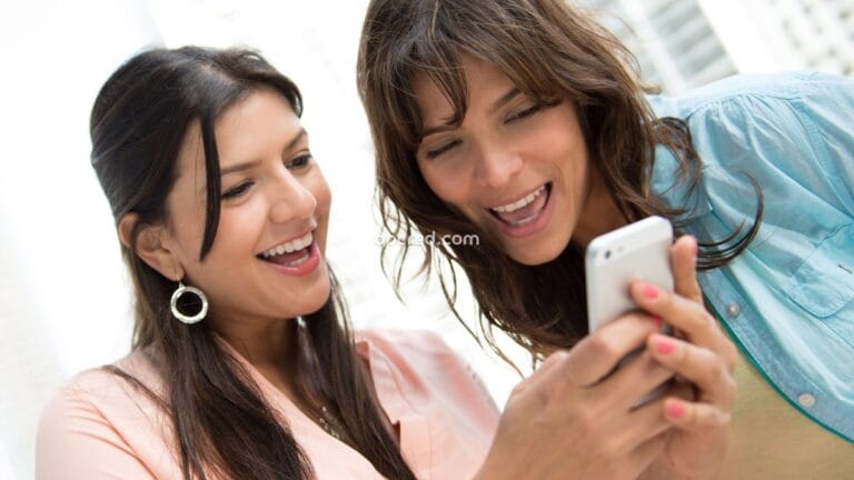 Pessoa consultando empréstimo no FGTS pelo aplicativo