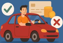 Ilustração de um homem sorridente dirigindo um carro vermelho, com ícones de vantagens e desvantagens ao redor, representando o conceito de consórcio de veículo.