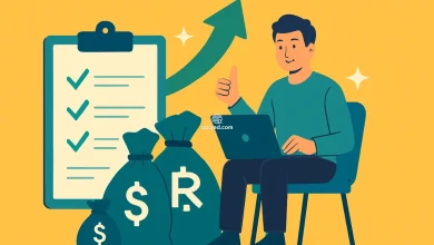 Ilustração de um homem feliz usando laptop com ícones de crescimento financeiro e sacos de dinheiro, representando estratégias para aumentar as chances de contemplação em consórcios.