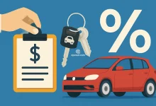 Ilustração de estilo flat mostrando elementos relacionados a taxas de consórcio de veículos, incluindo uma mão segurando uma prancheta com símbolo de dinheiro, chaves de carro e um automóvel vermelho com símbolo de porcentagem, sobre fundo azul uniforme.