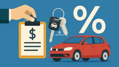 Ilustração de estilo flat mostrando elementos relacionados a taxas de consórcio de veículos, incluindo uma mão segurando uma prancheta com símbolo de dinheiro, chaves de carro e um automóvel vermelho com símbolo de porcentagem, sobre fundo azul uniforme.