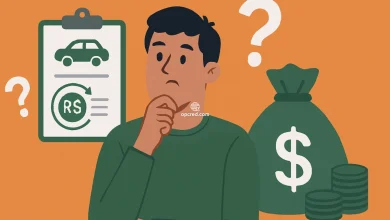 Ilustração de um jovem brasileiro pensativo diante de símbolos relacionados a consórcio, como dinheiro, carro e lance, sobre fundo laranja uniforme.