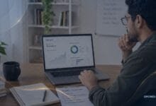 Pessoa analisando investimentos e proteção do FGC em uma plataforma financeira com caderno de planejamento sobre a mesa.