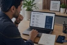 Pessoa analisando opções de renda fixa em notebook com caderno de planejamento financeiro sobre a mesa.