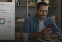 Pessoa usando cartão de débito e conferindo pagamento no celular em ambiente organizado.
