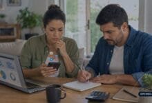 Família brasileira analisa o orçamento diante da publicidade de apostas on-line.