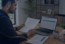 Pessoa analisando contrato e saldo devedor para entender quitação antecipada de uma dívida.