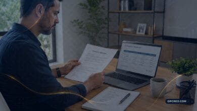 Pessoa analisando contrato e saldo devedor para entender quitação antecipada de uma dívida.