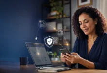 Mulher usa celular enquanto ícones representam compartilhamento seguro de dados financeiros no Open Finance.