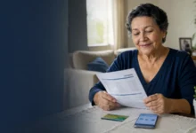Aposentada consulta extrato do benefício do INSS para verificar descontos indevidos